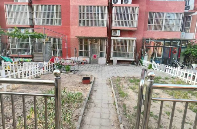 一楼带院80平院子，精装3居，汽车总站，水晶城，中华苑急售1