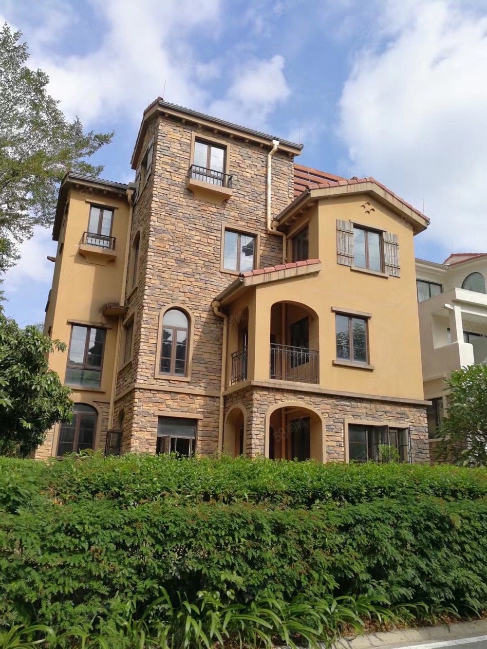 嘉和城蒙特利岛(别墅)7室3厅3卫320㎡东南489万