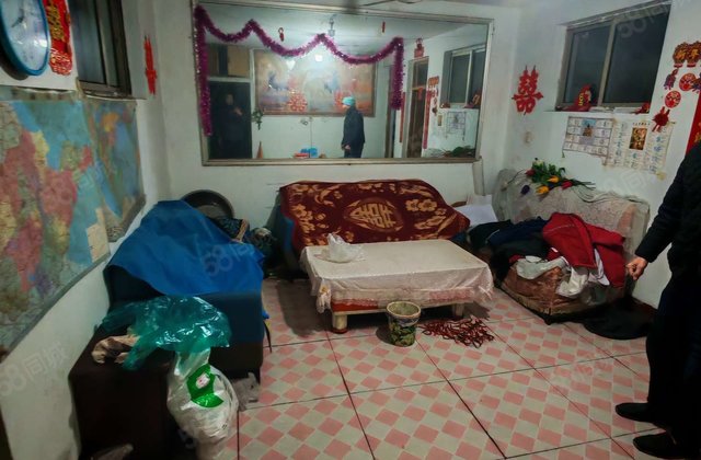 湖北小区一楼带院，免大税，随时看房更多房源