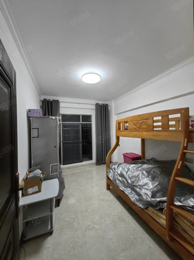 南洋广场4室2厅2卫180㎡南北99万