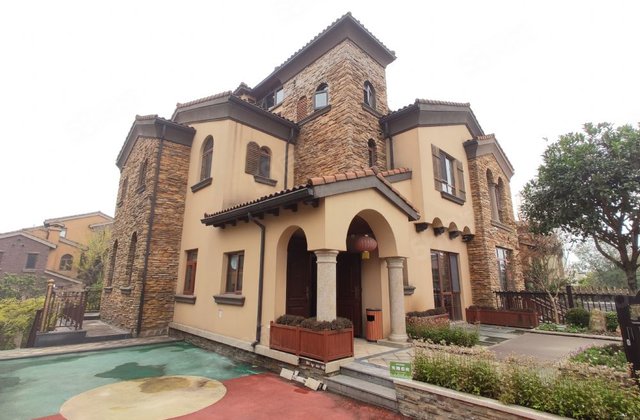 宜化巴黎香颂双拼别墅 电梯四层毛坯 带300平私家花园和露台