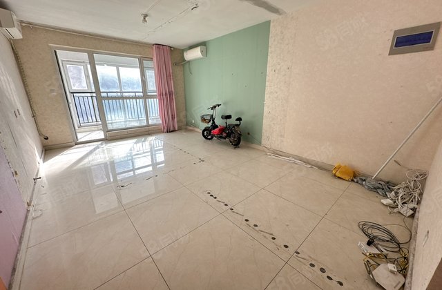 阿卡五期 三室两卫 带地下室 中间楼层 采光好 户型好，急售