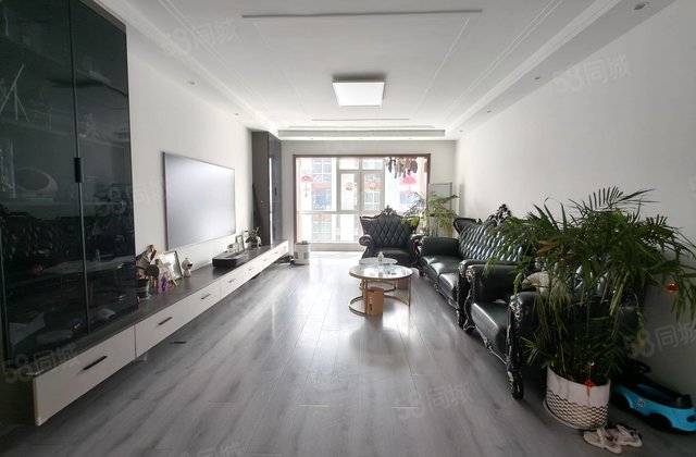 湖边房中通时代豪园3室2卫，三叶草户型餐客一体，看房方便。