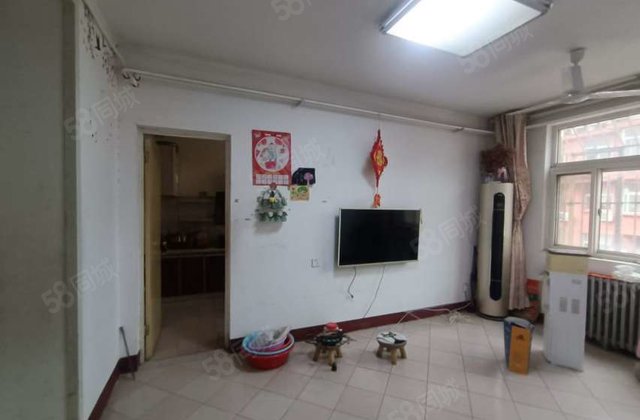 东昌中学旁，兴华路小雪东临，家属院仅售45万，大产权。