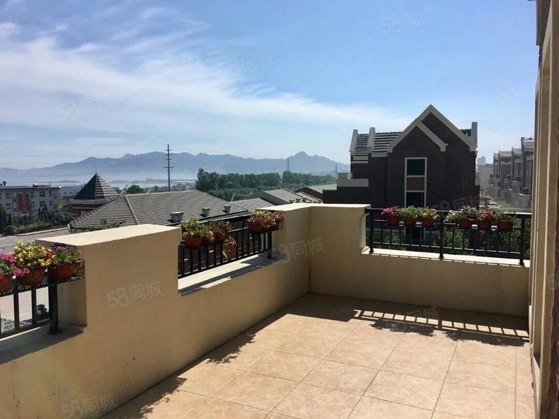 高尔夫球场旁威海石岛红墅湾别墅195平送车位前庭后院观景