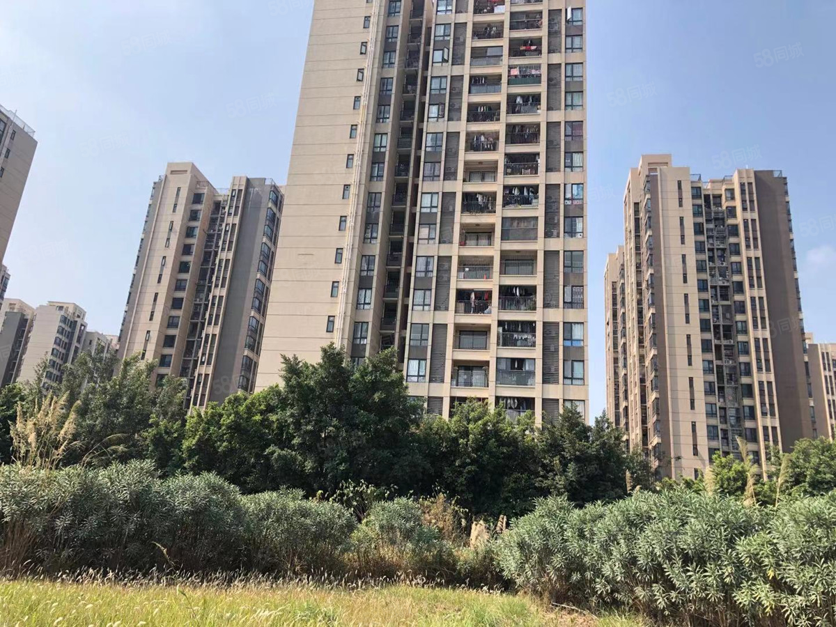 保利塞纳维拉近公交车站周边商铺小区花园购物出行方便