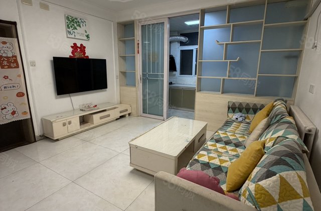 香江火车站附近，多层一楼免大税精装修，拿出6个 ，月供一千