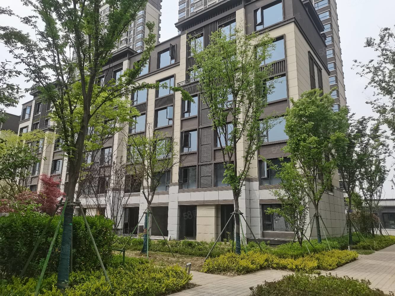 海伦堡星悦4室2厅3卫140.03㎡南北165万