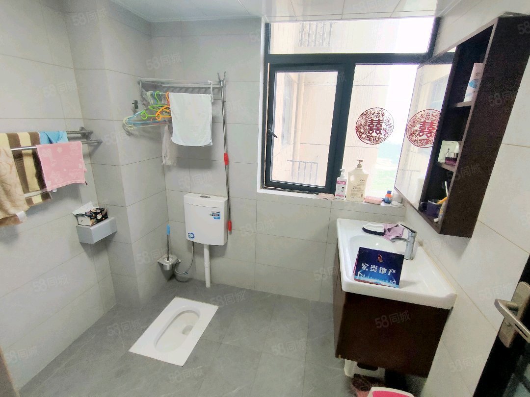 中瑞领航城3室2厅2卫135㎡南北82.8万