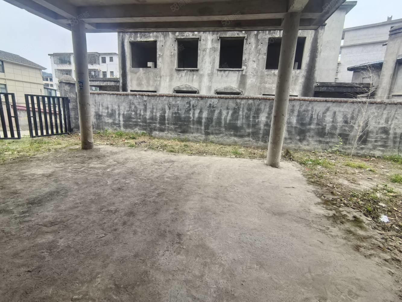 袁山西路别墅8室3厅3卫260㎡南北169万