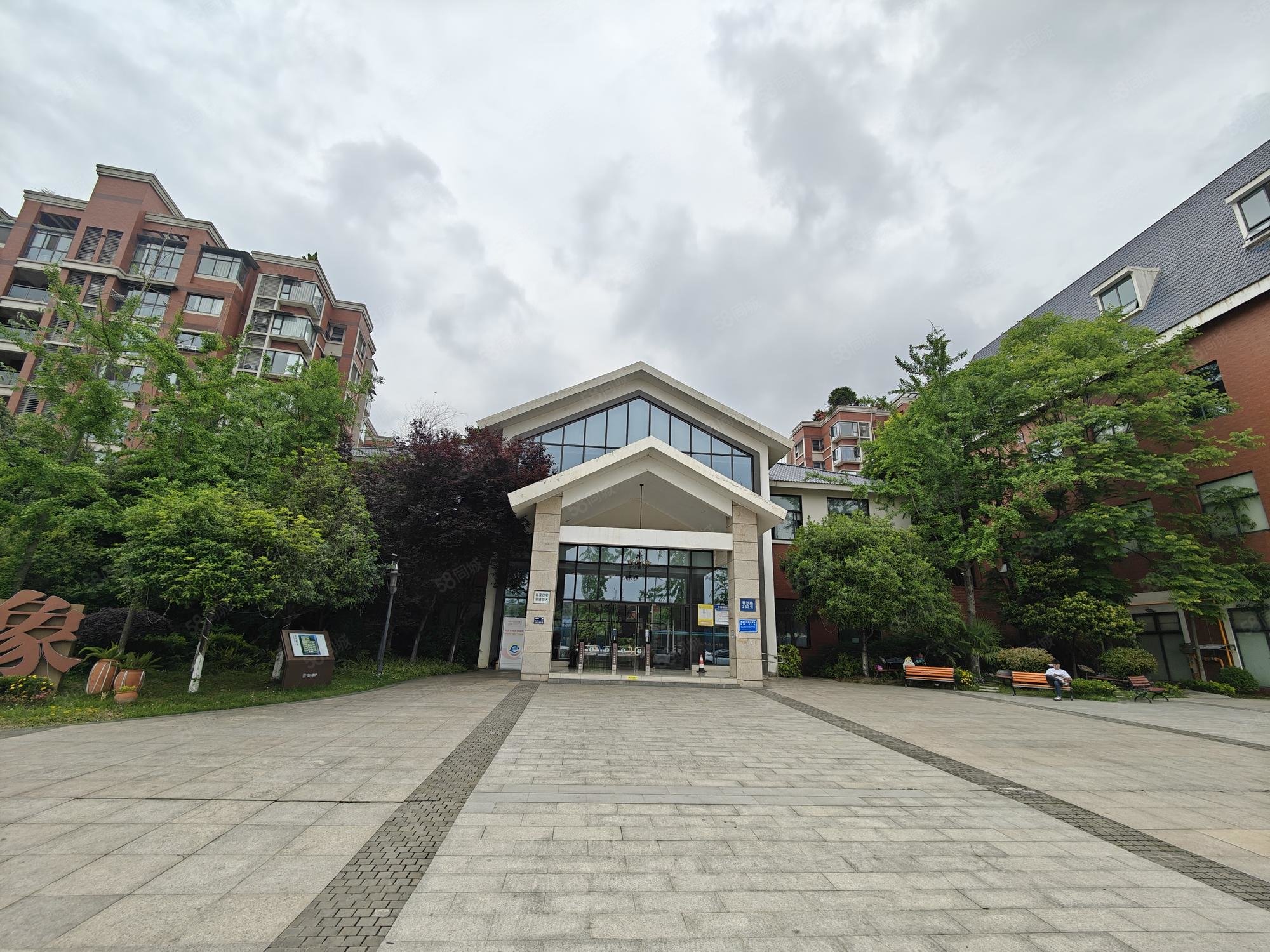 麓山印象 产权清晰 双卫格局 带电梯 临地铁 满五 精装修