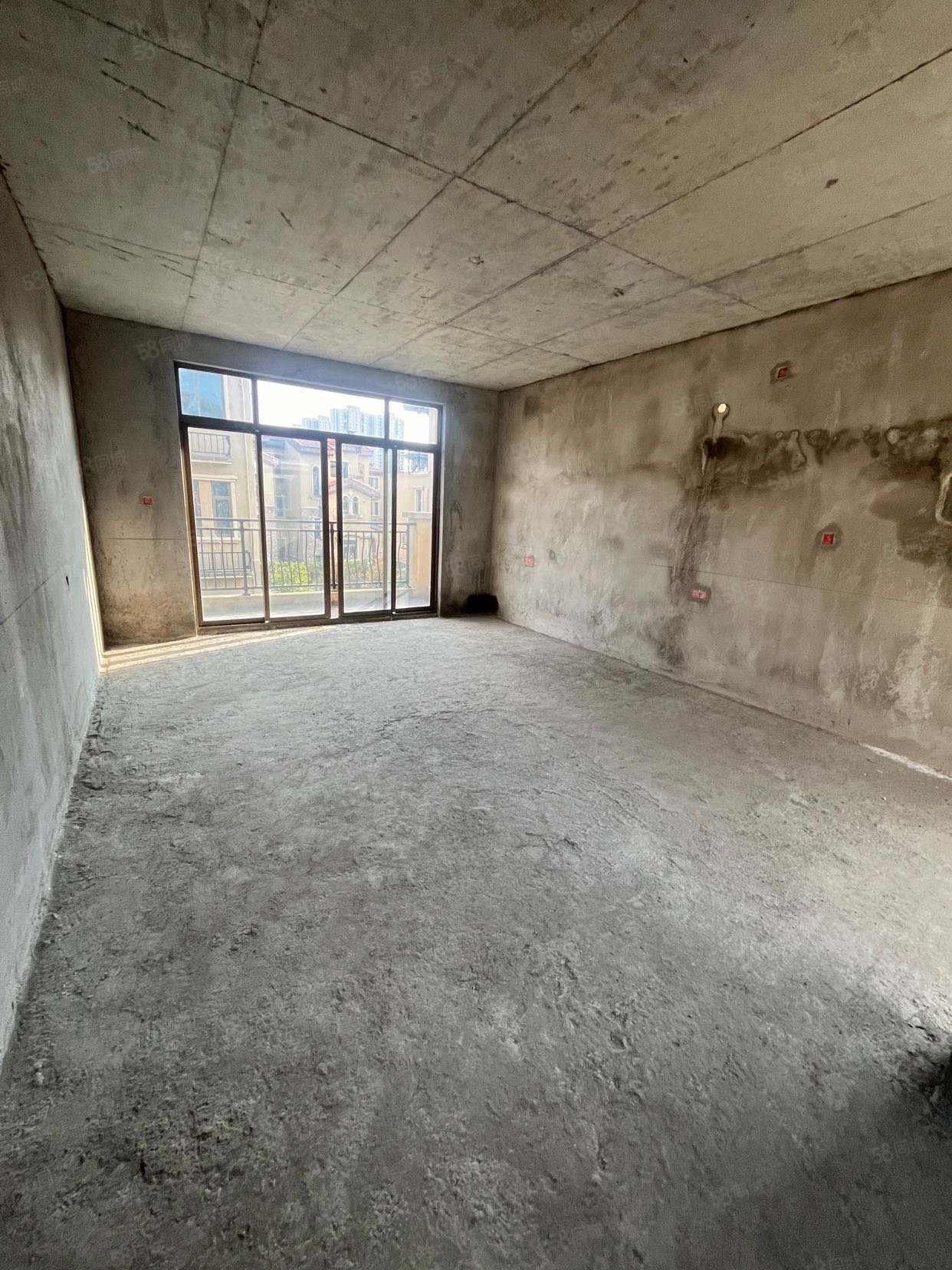 碧桂园凤凰城(别墅)5室2厅4卫243㎡北259万