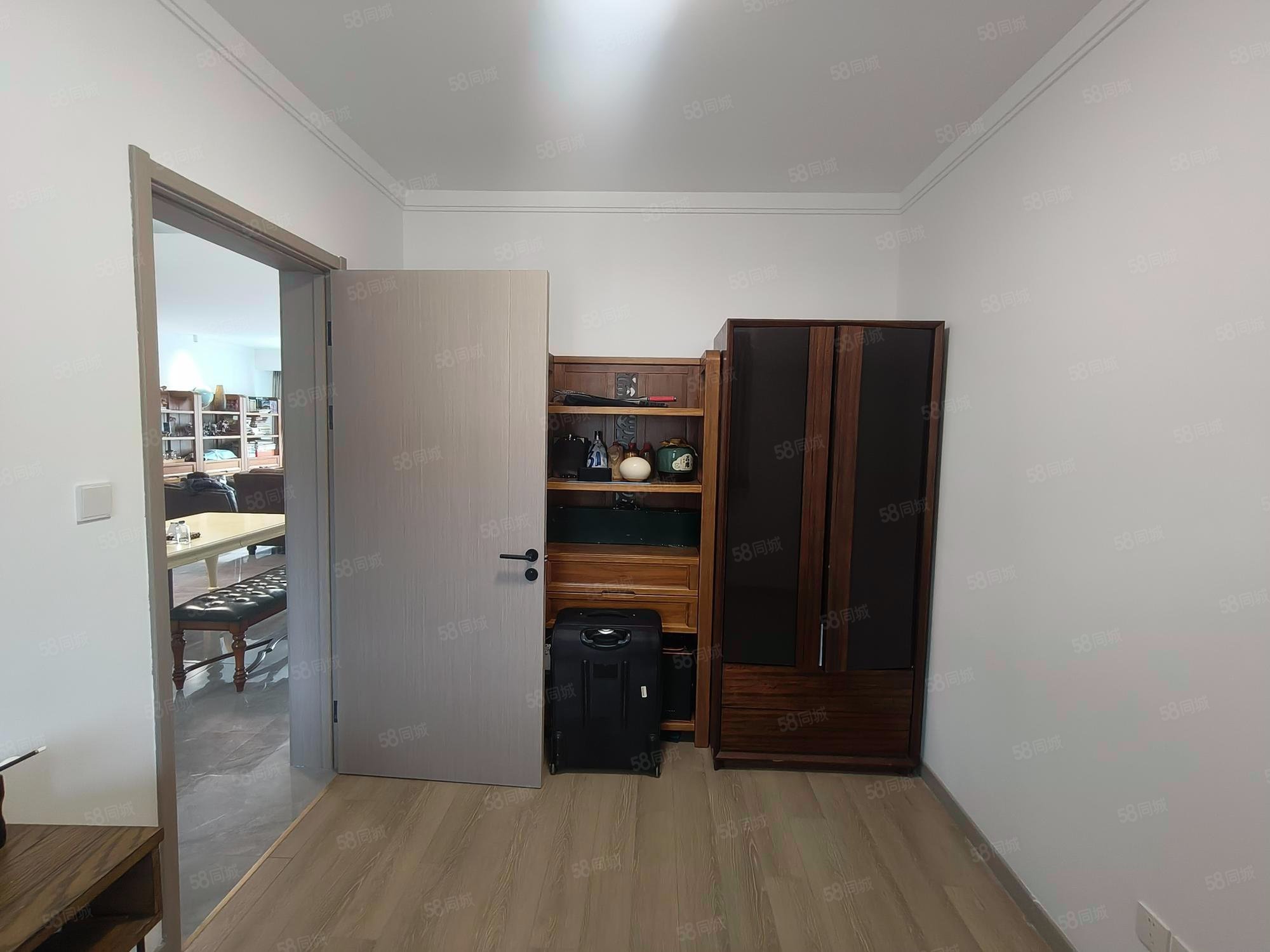 越秀天恒懷山府(1號院)4室2廳2衛(wèi)141.23㎡南北480萬