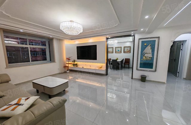 大三居，送储，免大税，湖边中间好楼层，急售，精装修婚房未住。