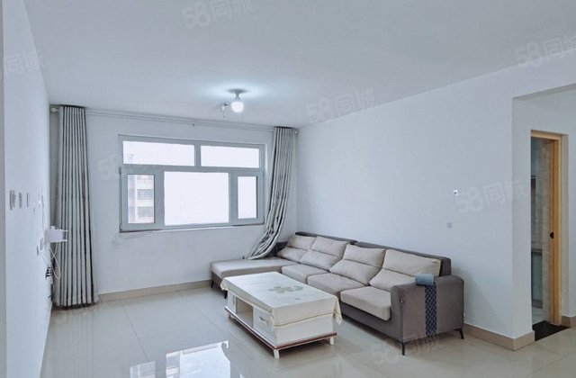 万达北财干路上顶楼，送车位储藏室！两卫三室朝阳全天采光！有钥