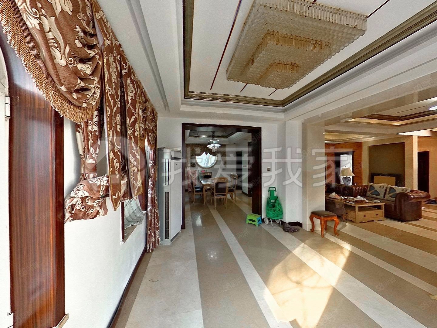 龍城花園N區(qū)5室4廳3衛(wèi)208.1㎡西南990萬