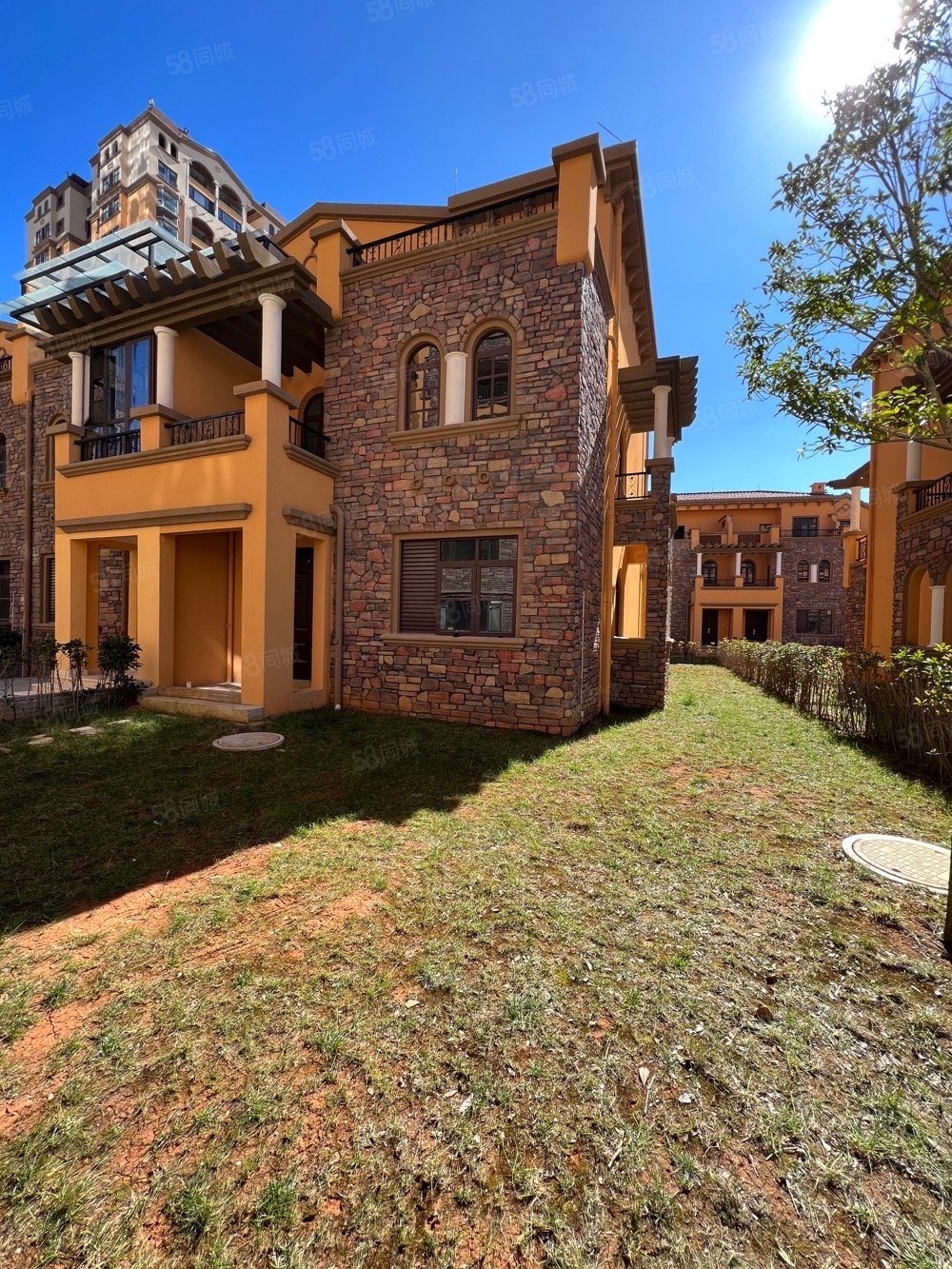 翰樘城香缇水岸端头豪宅别墅可停4辆车花园面积200平米