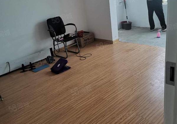 香江西邻电梯房单价4000多三室两厅一卫一厨仅售58万