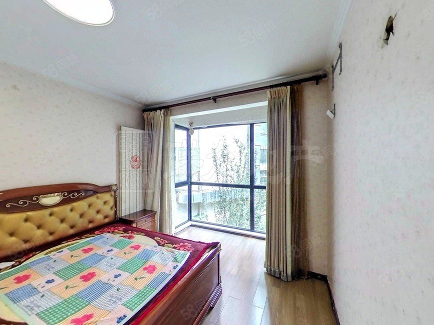 時(shí)代龍和大道3室1廳2衛(wèi)136.08㎡南北375萬