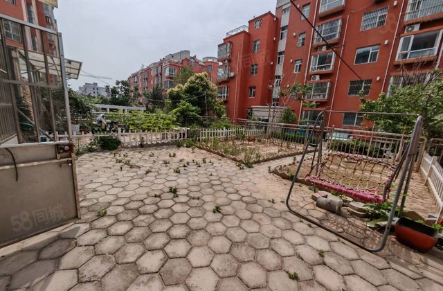 市中心，一楼带院，三室，地暖房，随时看房