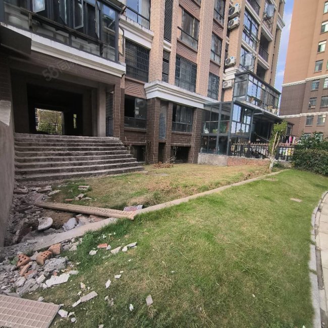 天御蓝湾7室2厅4卫126㎡南北140万