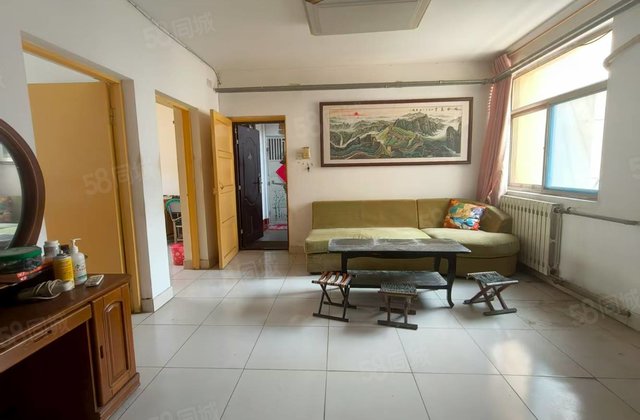 急售湖边，单位家属院，两室两厅公摊小得房率高，停车方便，有储