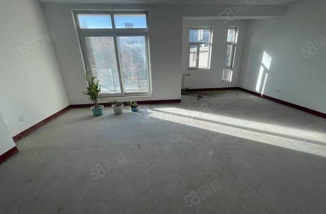 湖边  一套双拼别墅靠路边位置好看房有钥匙