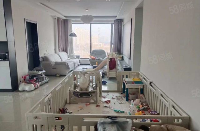欧景丽都对面，电梯房，三室两卫东边户，精装修