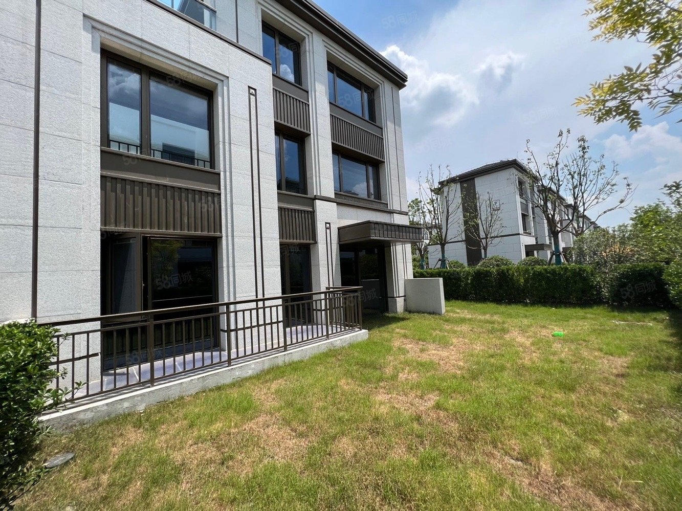 国贸佘山原墅6室2厅4卫212㎡南960万