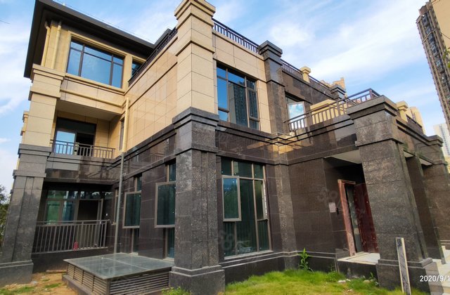 汉阳四新金地双拼大(别墅) 300平花园 使用面积700平