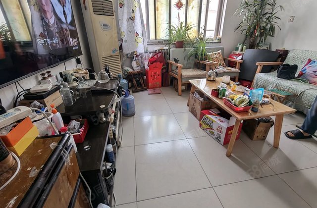 区委二  对面文轩南邻 好楼层三室朝阳 停车方便诚心出售