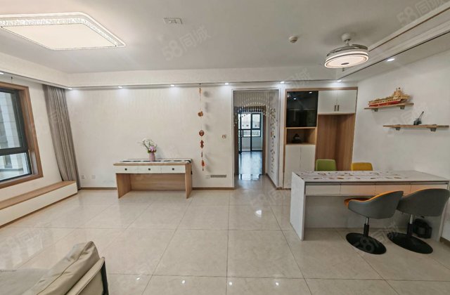 东边户，带车位储藏室免大税，精装修三居室双卫，很合适。