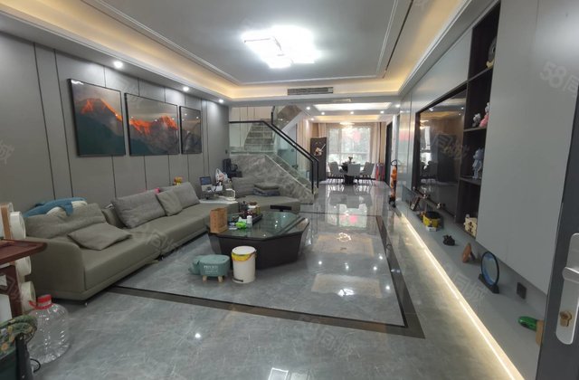 经开英伦花园 一楼带院子，带下沉，满二，带车位