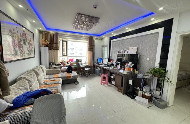 急售！免大税！赠车位储！海德公园 三室两厅两卫，电梯中层。