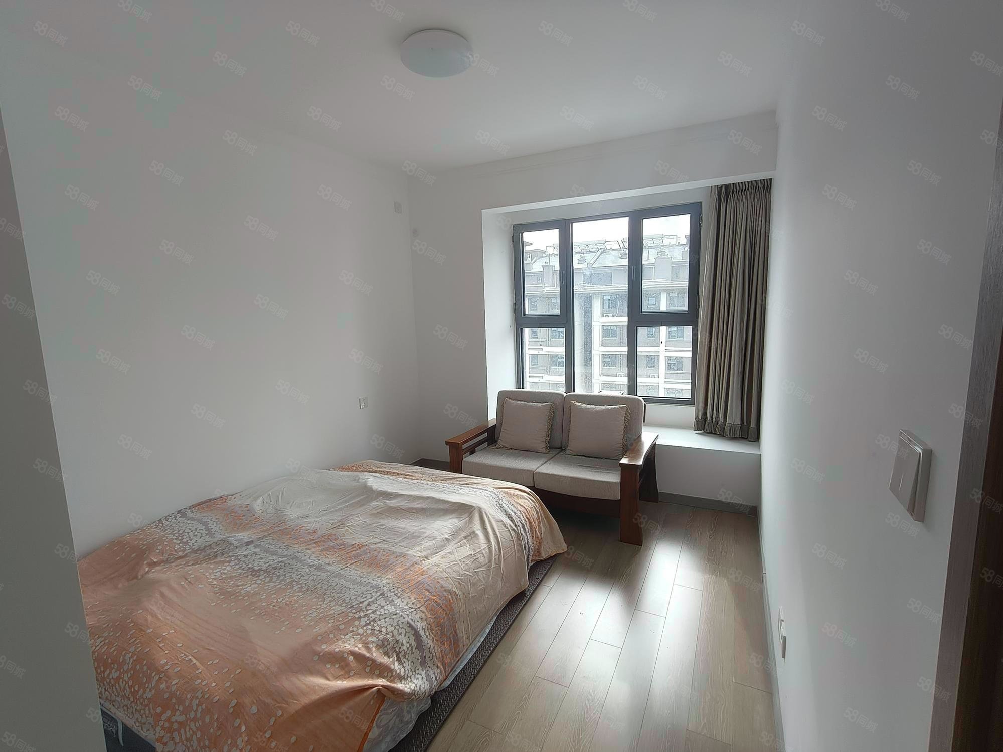 越秀天恒懷山府(1號院)4室2廳2衛(wèi)141.23㎡南北480萬