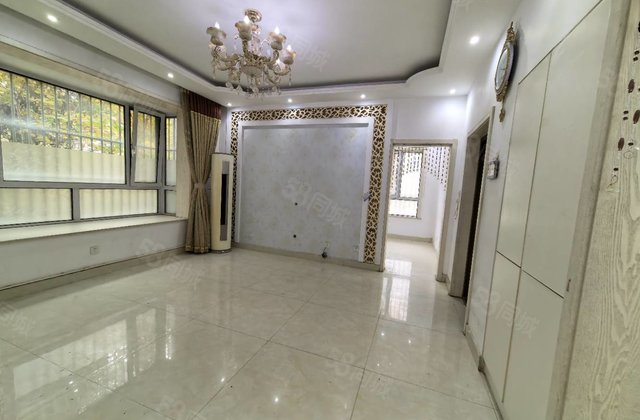 龙湾二期一楼带院 3室 精装修 车位 储藏室可以用 免大税