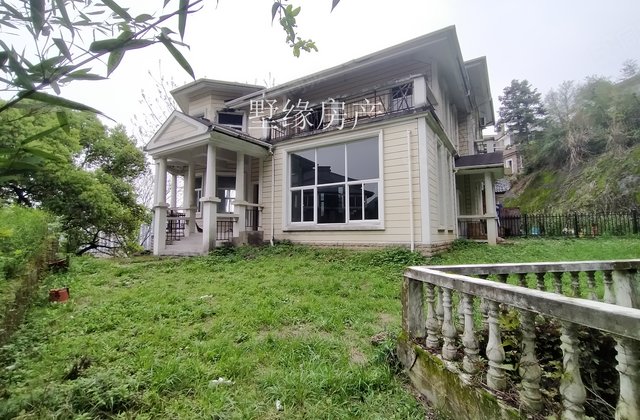 秀水山庄4室2厅4卫291㎡南北900万