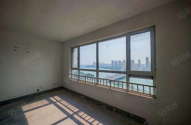 急售，一线观景新房未住观景大平层，四室三卫，送俩车位，储藏室