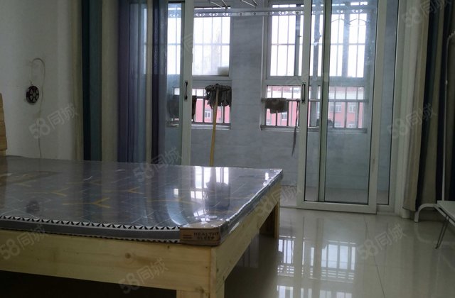 精装修,送20平地下室,免大税,小区停车方便,价格可议。