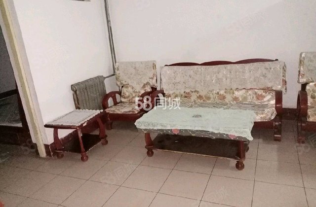 聊城市公交公司家属院2室1厅1卫
带地下室一梯两户拎包入住