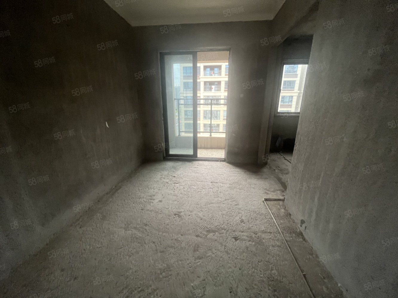 高安润达国际城3室2厅2卫127㎡南北88万