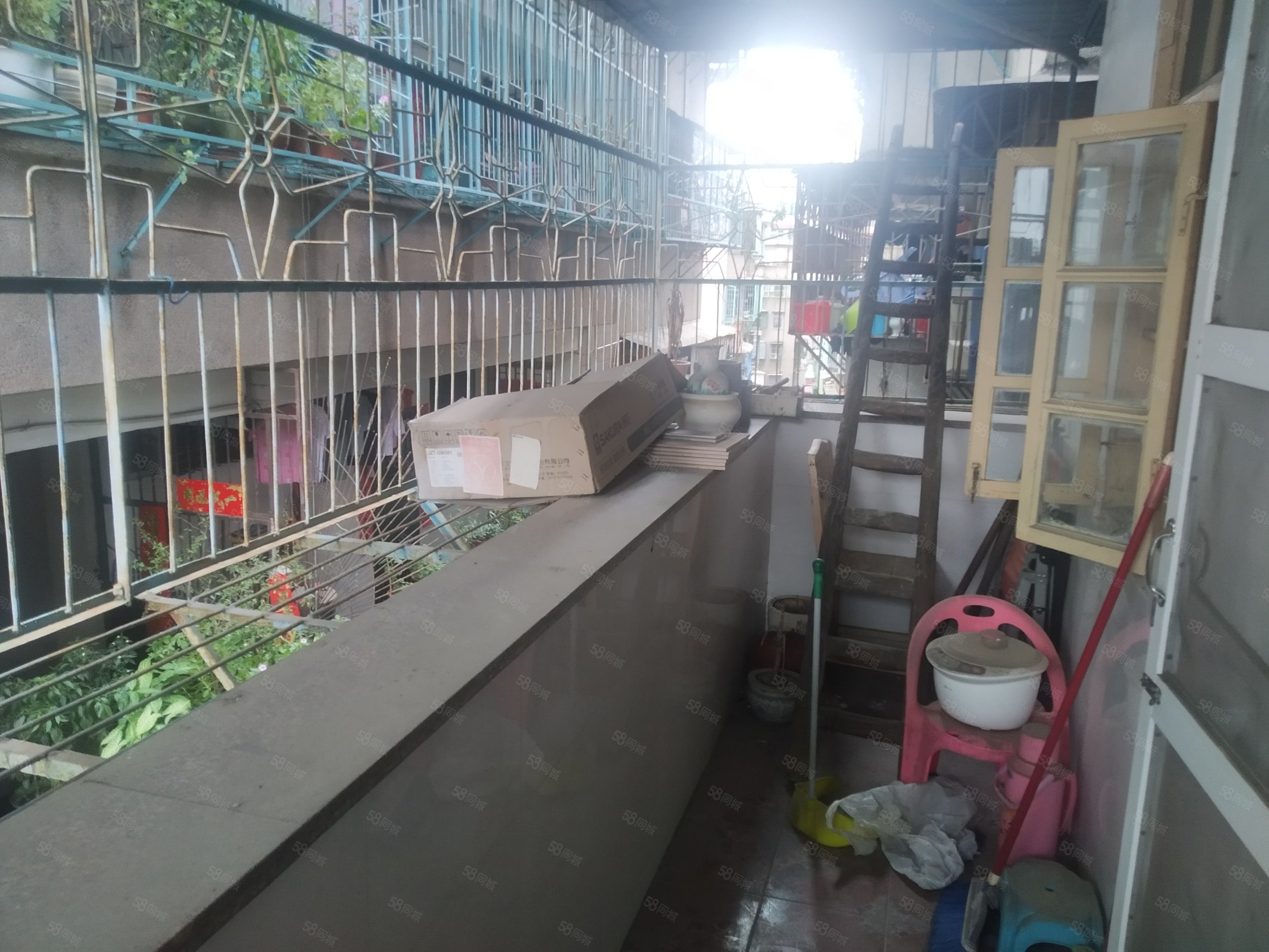 西荣路小区3室2厅1卫98㎡东南24万