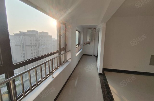 市中心！人民公园旁 送大平台 新房未住四居室 中央帝景 急售