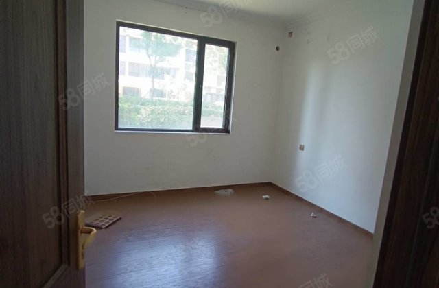 新房未住1楼带院带下沉带车位200万左右。