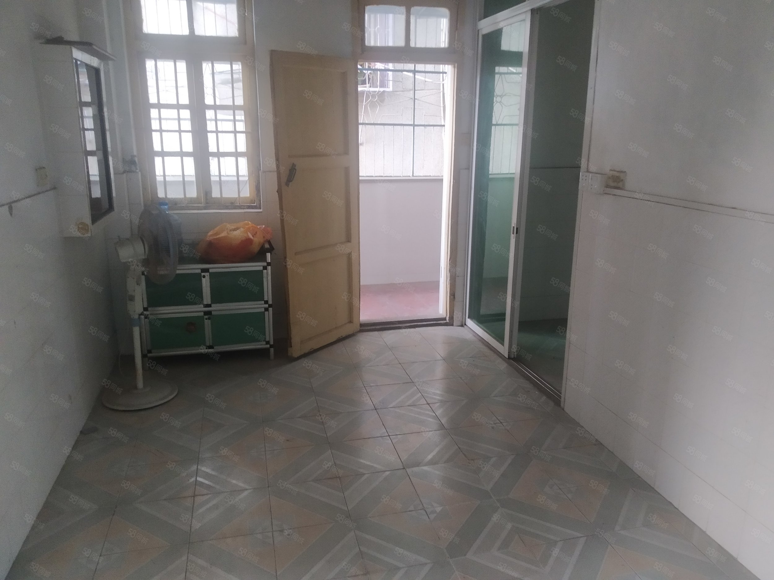 西荣路小区3室2厅1卫98㎡东南24万