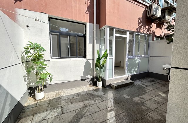 湖边 一楼带院 配房 精装 湖北小区  拎包入住