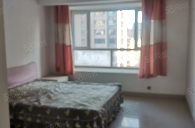 周边有中  校，商超，市中心商圈500米左右，交通便利 。