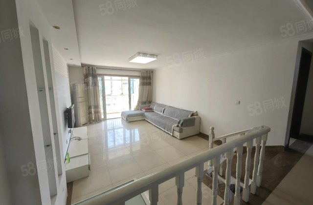 湖边房错层设计三室两厅两卫140平 仅售106万