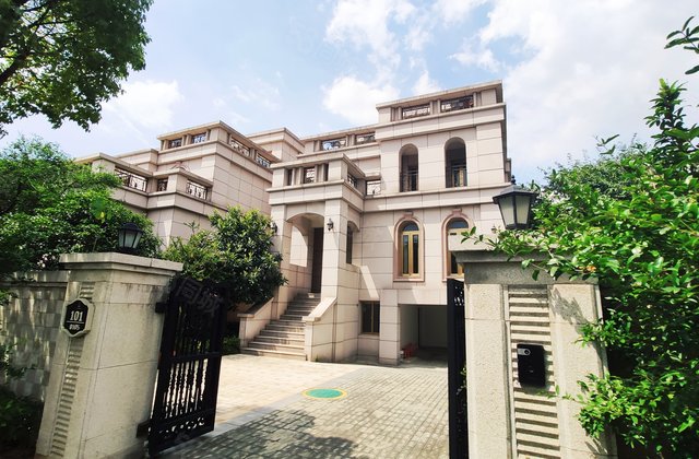 九月森林独栋别墅398平毛坯带大院子满二看房方便