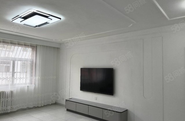 湖边 多层三楼 小区环境优美 三室朝阳 超大双阳台 车位储藏